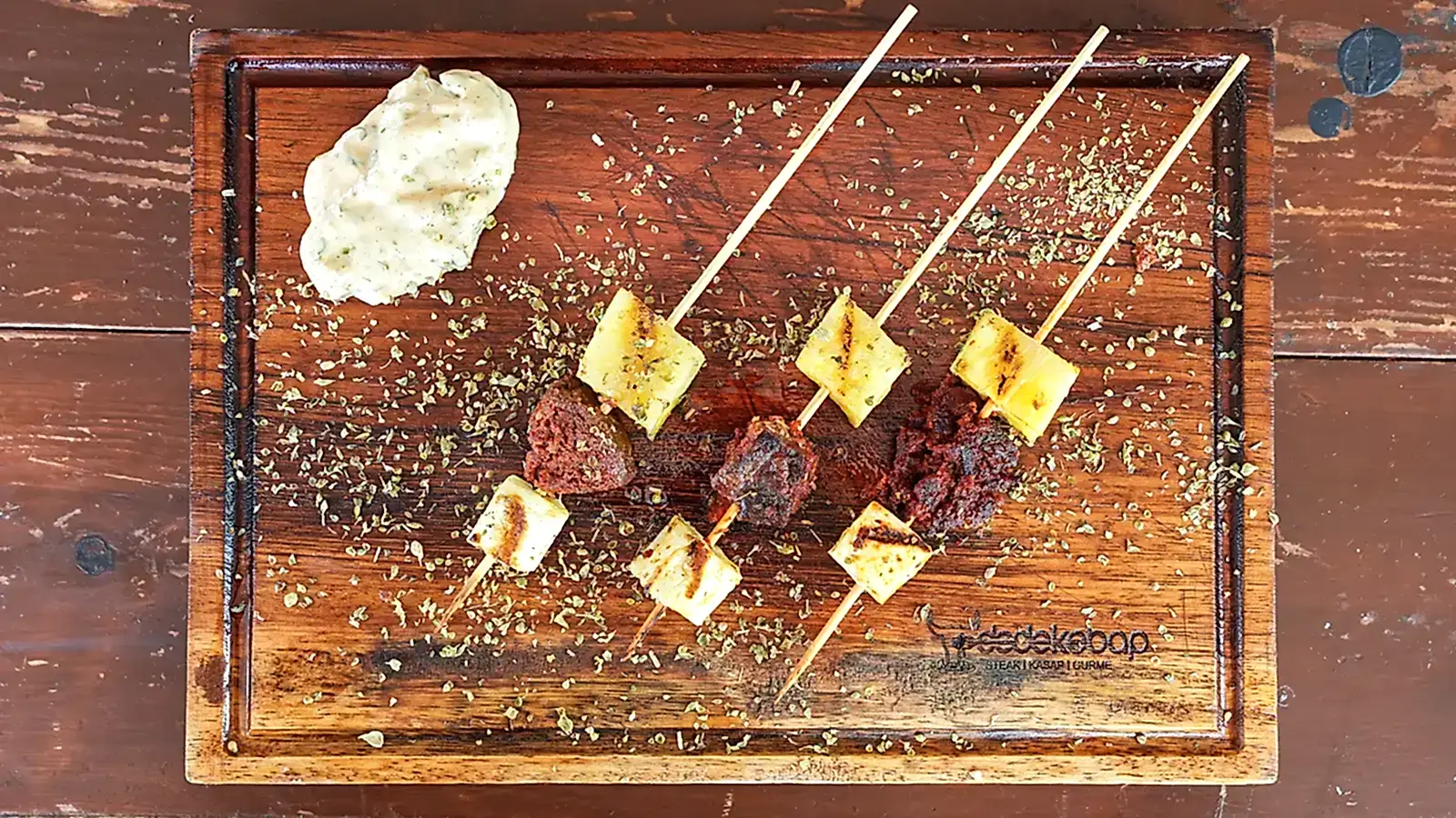 Aşk Üçgeni, peynir ve sucukla hazırlanan şiş – Adana Dede Kebap Steak Burger Tatlı Kasap