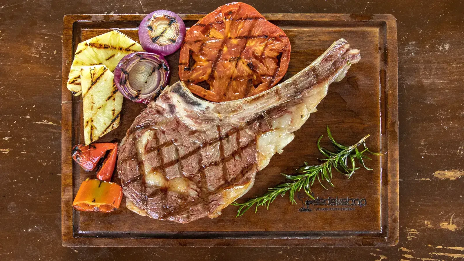Dallas steak porsiyonu, ızgara et tabağı garnitürlü sunum – Adana Dede Kebap Steak Burger Tatlı Kasap