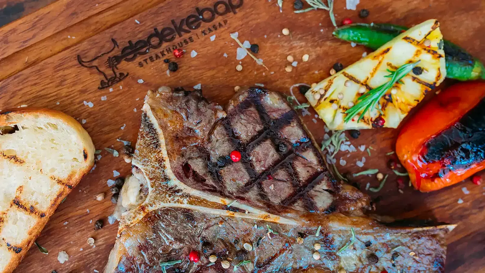 T-Bone steak porsiyonu, ızgara et tabağı garnitürlü sunum – Adana Dede Kebap Steak Burger Tatlı Kasap