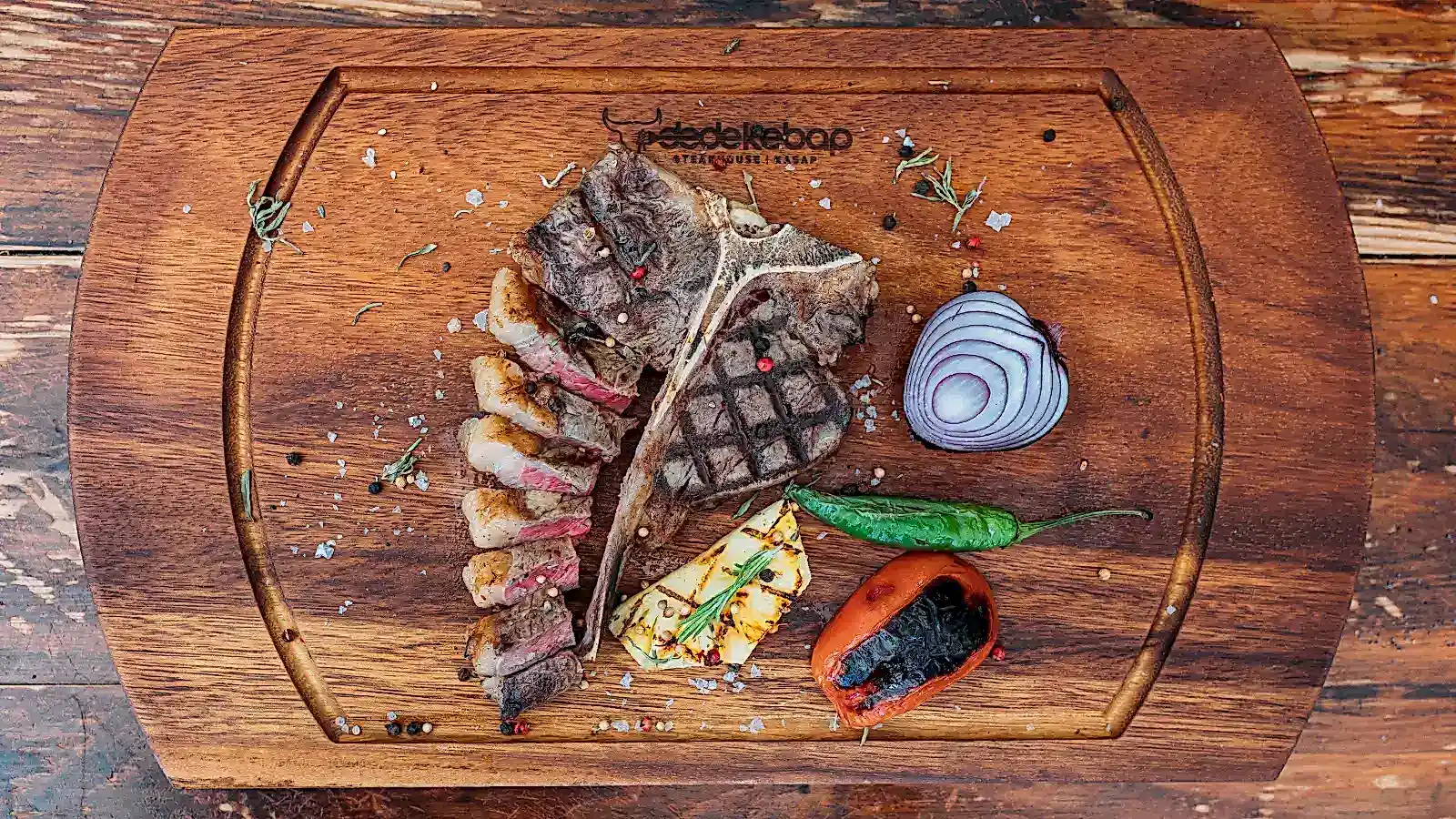 Porterhouse steak porsiyonu, ızgara T-bone et tabağı – Adana Dede Kebap Steak Burger Tatlı Kasap