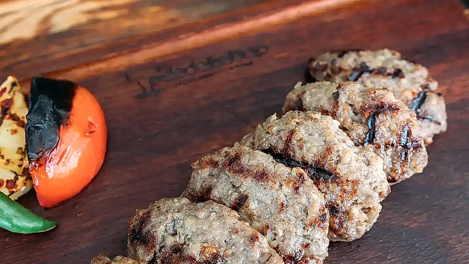Kasap köfte porsiyonu, ızgara köfte tabağı közlenmiş garnitürlerle – Adana Dede Kebap Steak Burger Tatlı Kasap