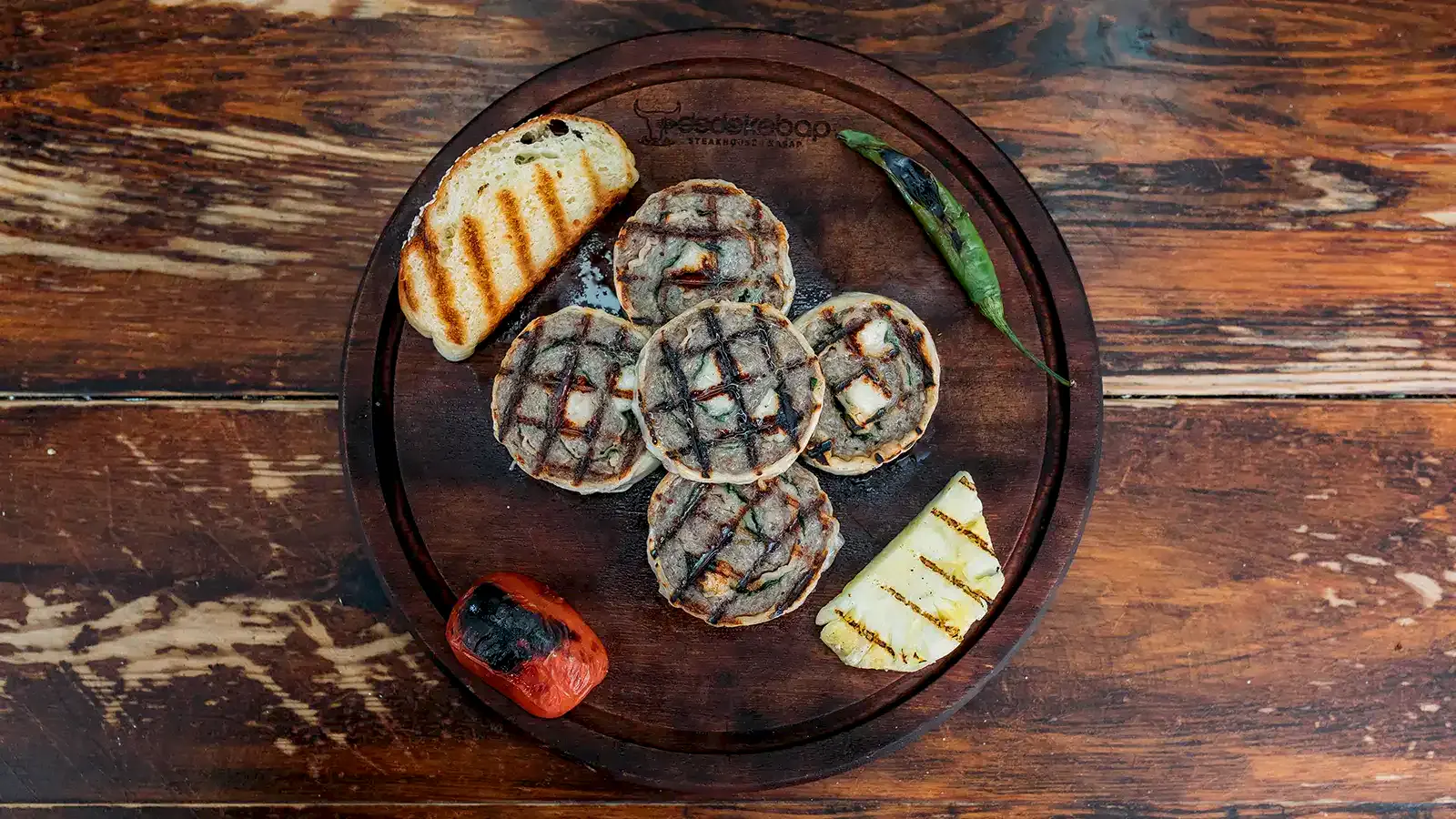 Dedem Sarma porsiyonu, özel hazırlanan ızgara et sarma tabağı közlenmiş sebzelerle – Adana Dede Kebap Steak Burger Tatlı Kasap