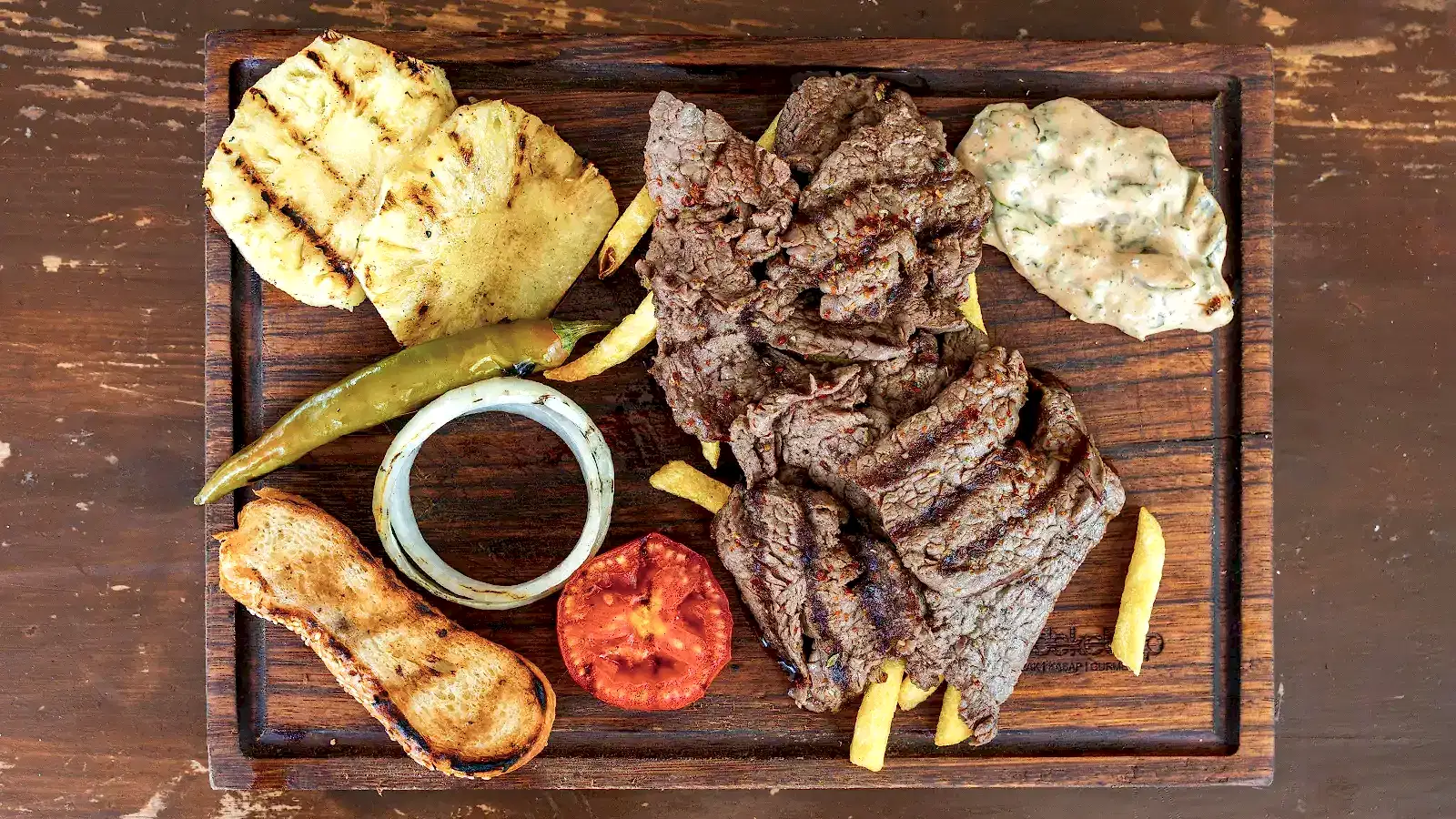 Yaprak steak porsiyonu, ince kesilmiş ızgara et tabağı közlenmiş sebzeler ve sos ile – Adana Dede Kebap Steak Burger Tatlı Kasap