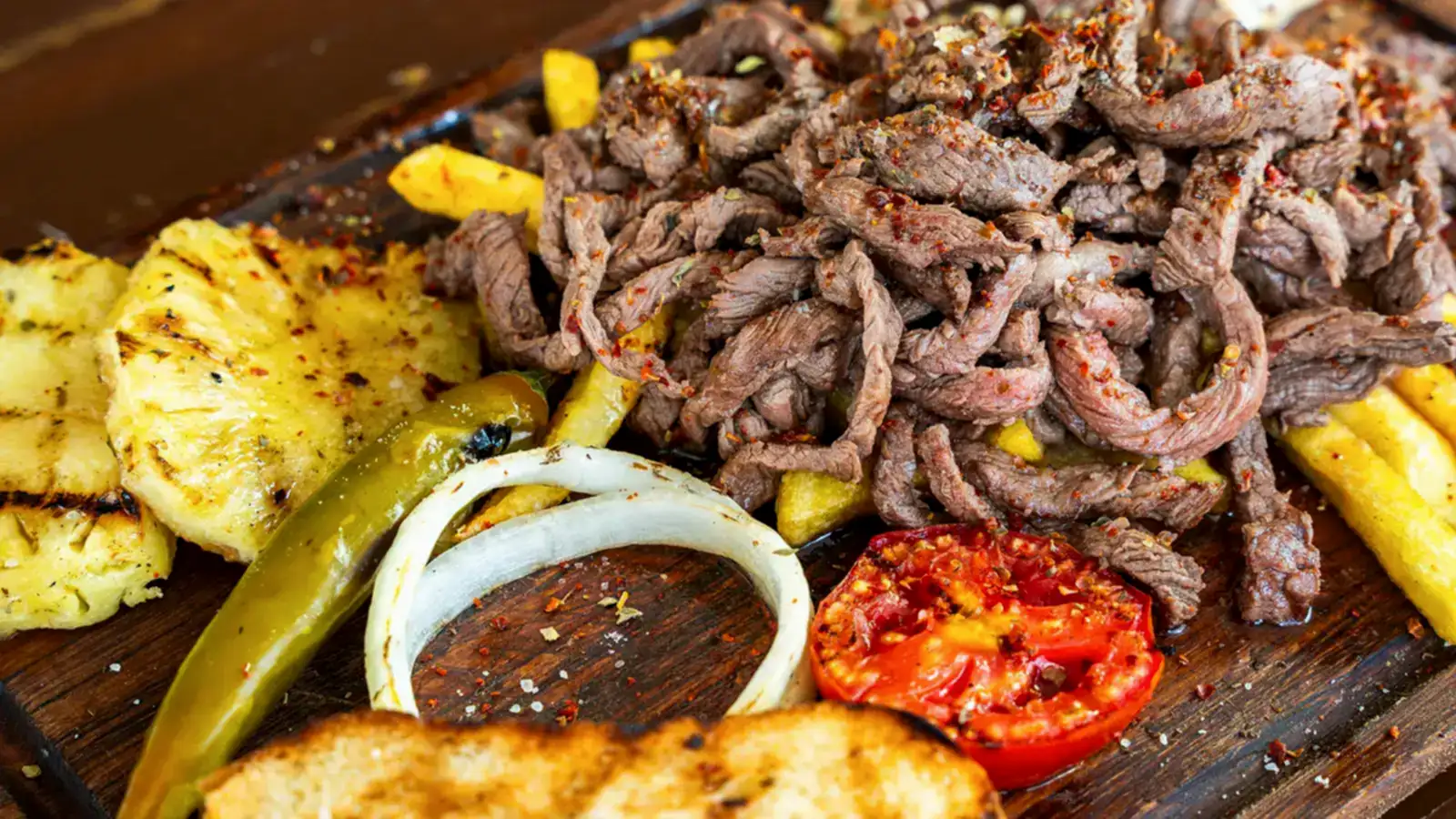 Dana bonfileden et spagetti, ince şerit ızgara et tabağı közlenmiş sebzeler ve patates kızartmasıyla – Adana Dede Kebap Steak Burger Tatlı Kasap