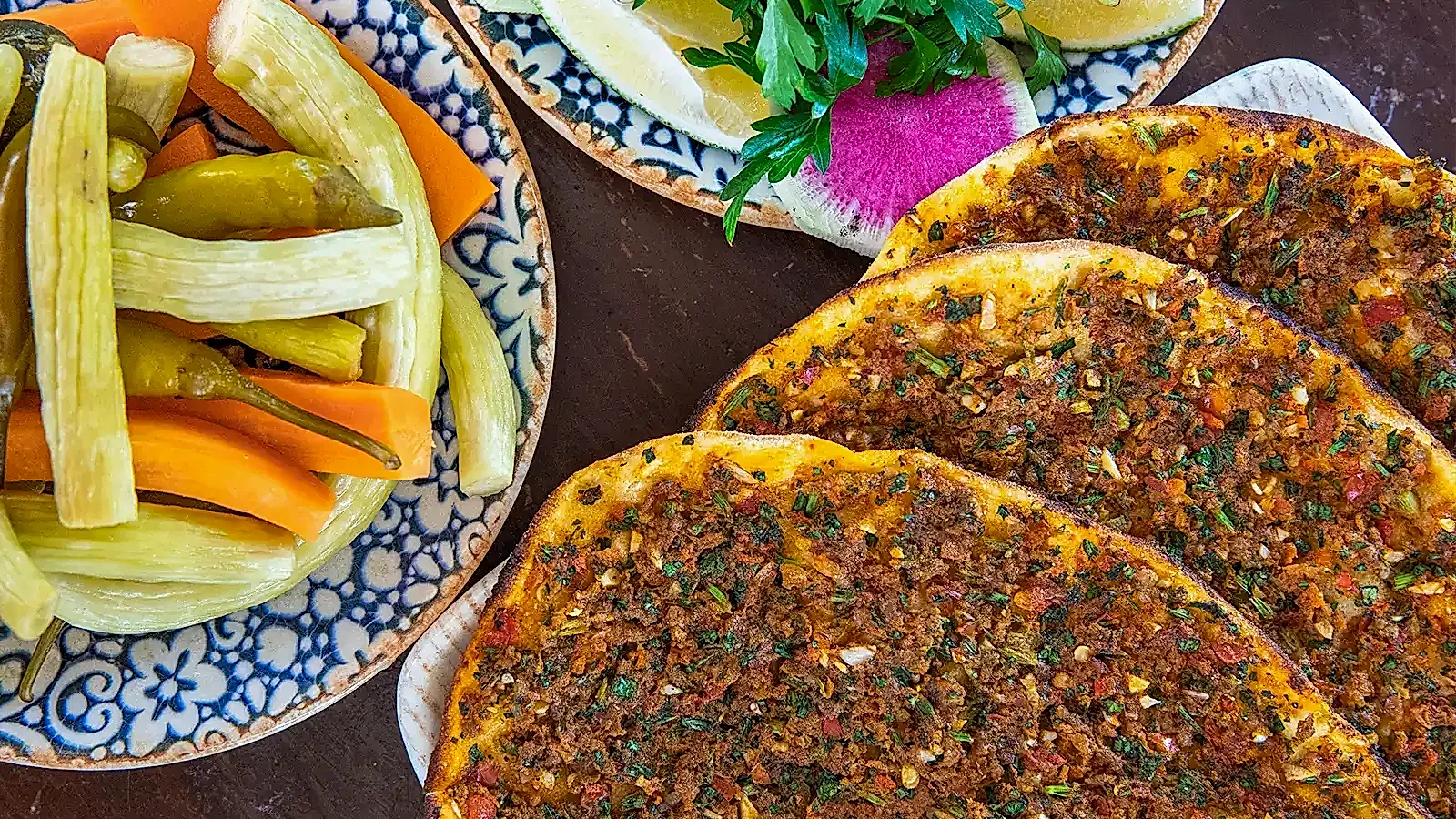 Antep usulü lahmacun porsiyonu – Adana Dede Kebap Steak Burger Tatlı Kasap