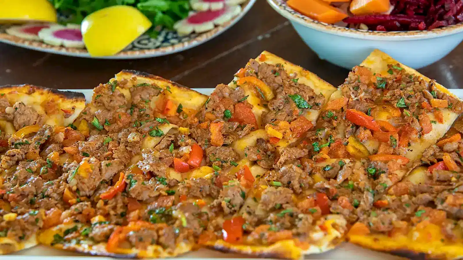 Kuşbaşılı pide porsiyonu – Adana Dede Kebap Steak Burger Tatlı Kasap