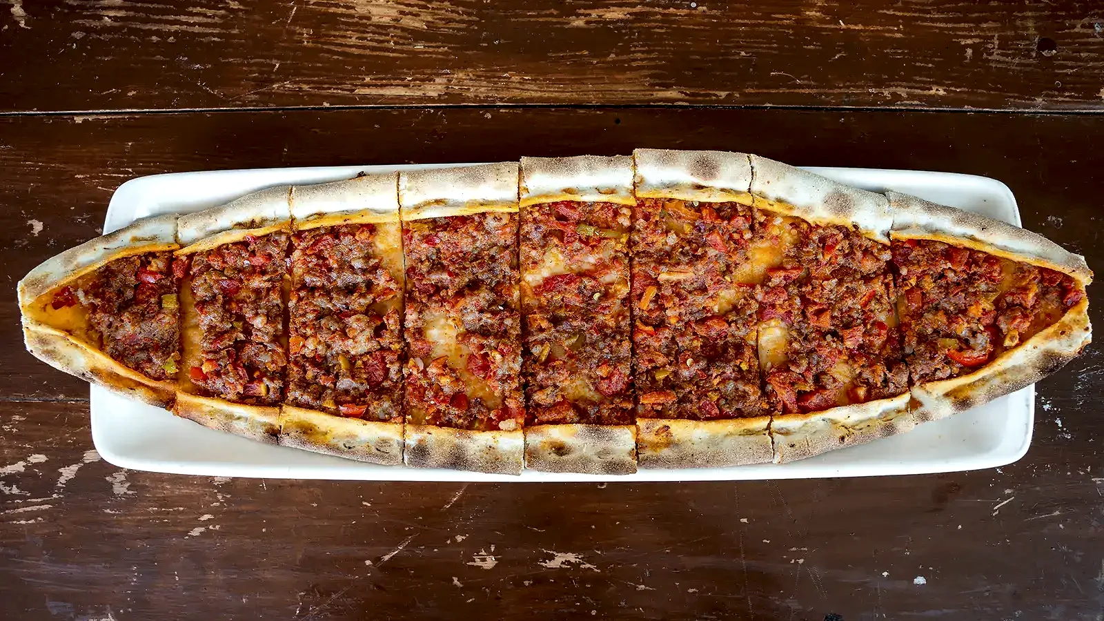 Kıymalı pide porsiyonu, fırında ince hamurlu pide tabağı – Adana Dede Kebap Steak Burger Tatlı Kasap
