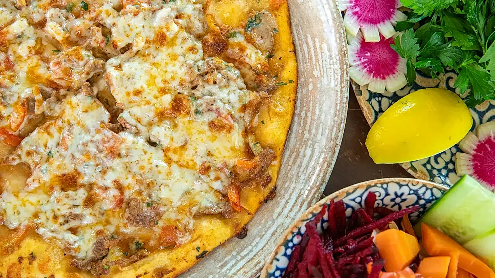 Bir porsiyon kuşbaşılı kaşarlı pide –&nbsp;Adana Dede Kebap Steak Burger Tatlı Kasap