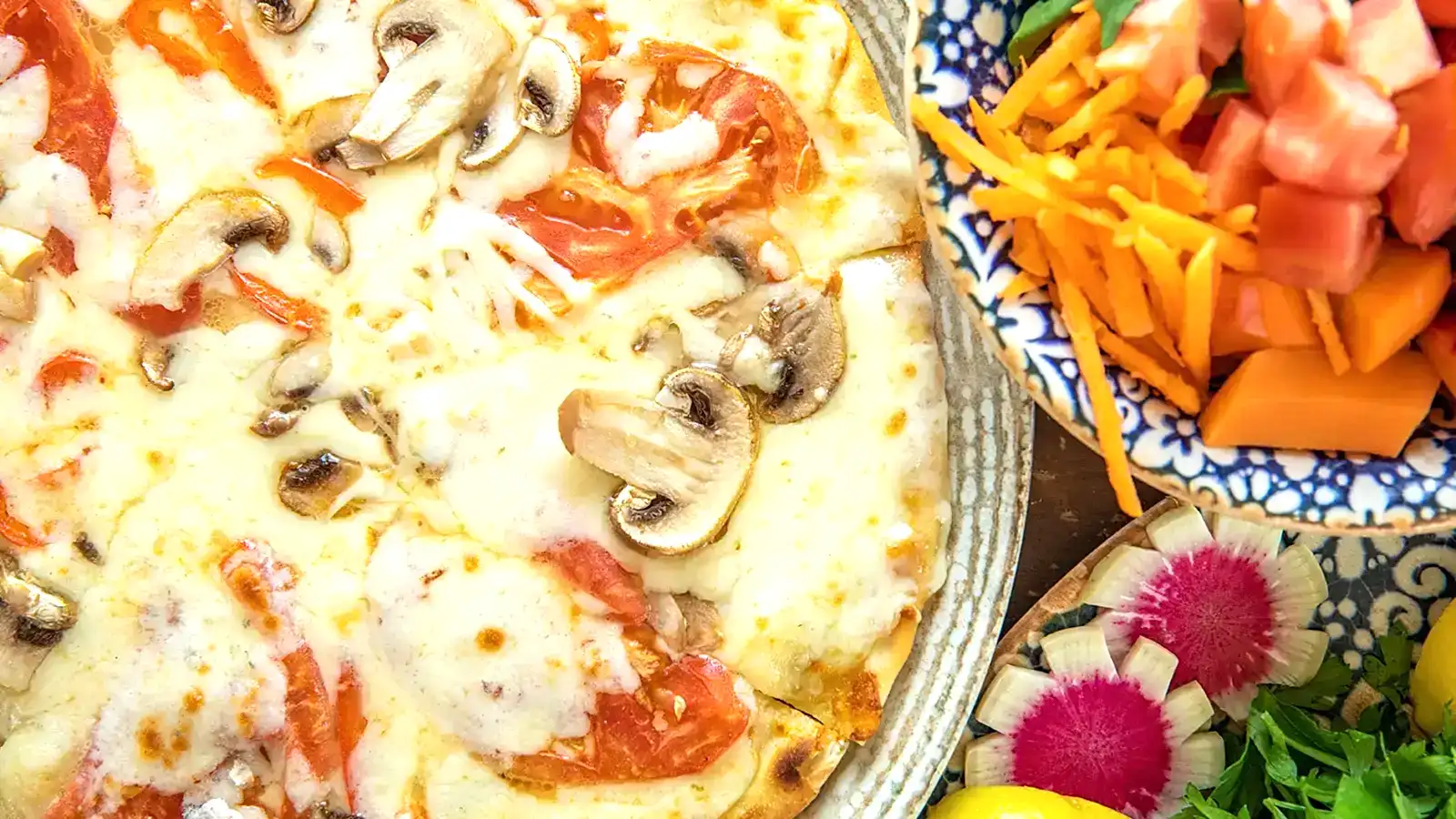 Fırında sebzeli kaşarlı pide sunumu –&nbsp;Adana Dede Kebap Steak Burger Tatlı Kasap