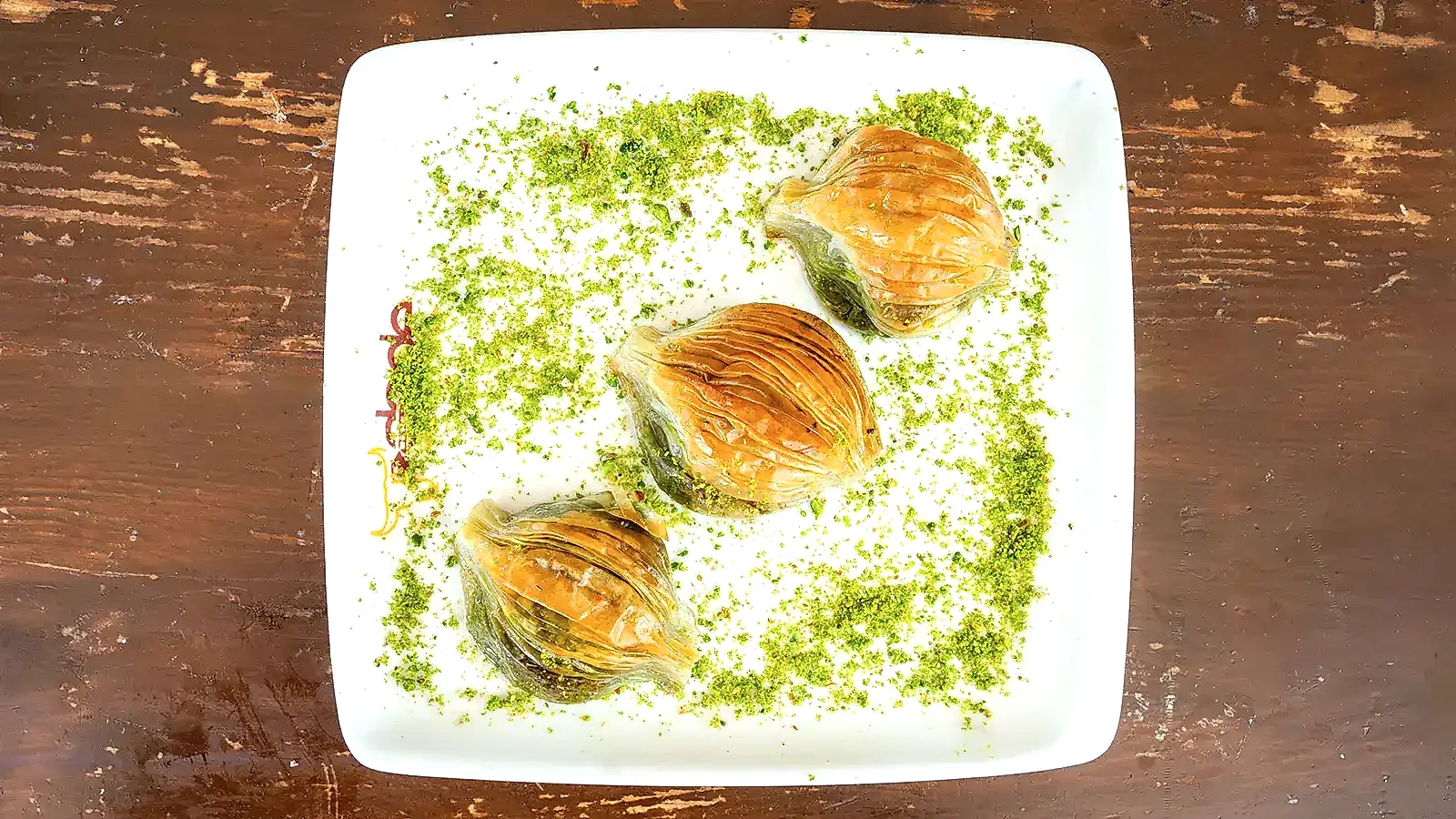 Midye baklava tatlısı, Antep fıstıklı – Adana Dede Kebap Steak Burger Tatlı Kasap