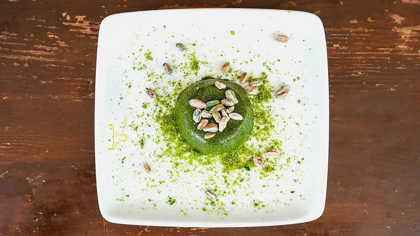 Manda kaymağı ile hazırlanan özel Manda Aşkı tatlısı, üzeri Antep boz fıstığı ve fıstık tozu ile süslenmiş porsiyon sunum – Adana Dede Kebap Steak Burger Tatlı Kasap