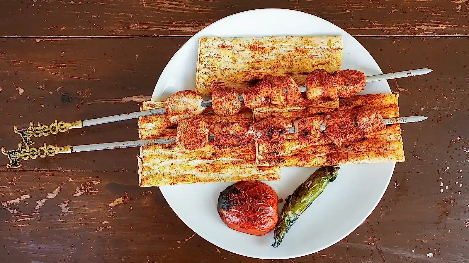 Koç yumurtası kebabı, şişte közde pişmiş özel lezzet pide, domates ve biber ile – Adana Dede Kebap Steak Burger Tatlı Kasap
