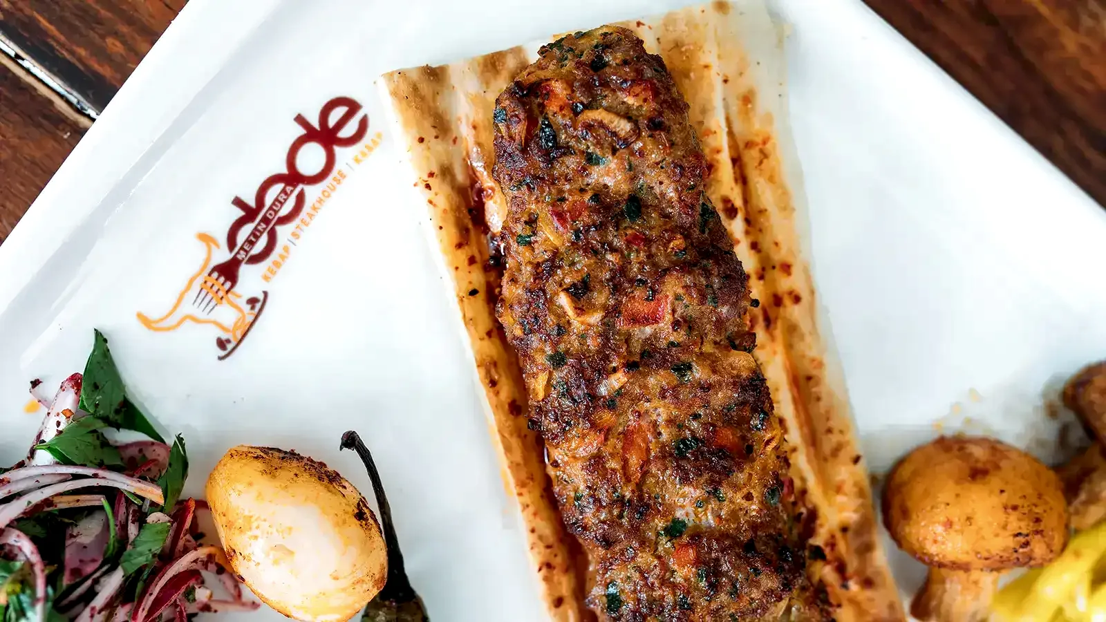 Sebzeli kebap porsiyonu, közlenmiş sebzelerle hazırlanan ızgara kebap tabağı – Adana Dede Kebap Steak Burger Tatlı Kasap