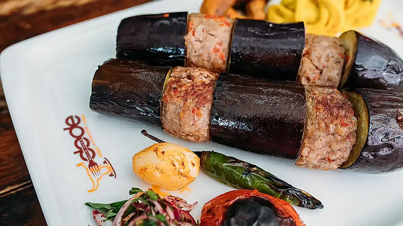 Patlıcan kebap porsiyonu, közlenmiş patlıcan ve kıyma şiş ile – Adana Dede Kebap Steak Burger Tatlı Kasap
