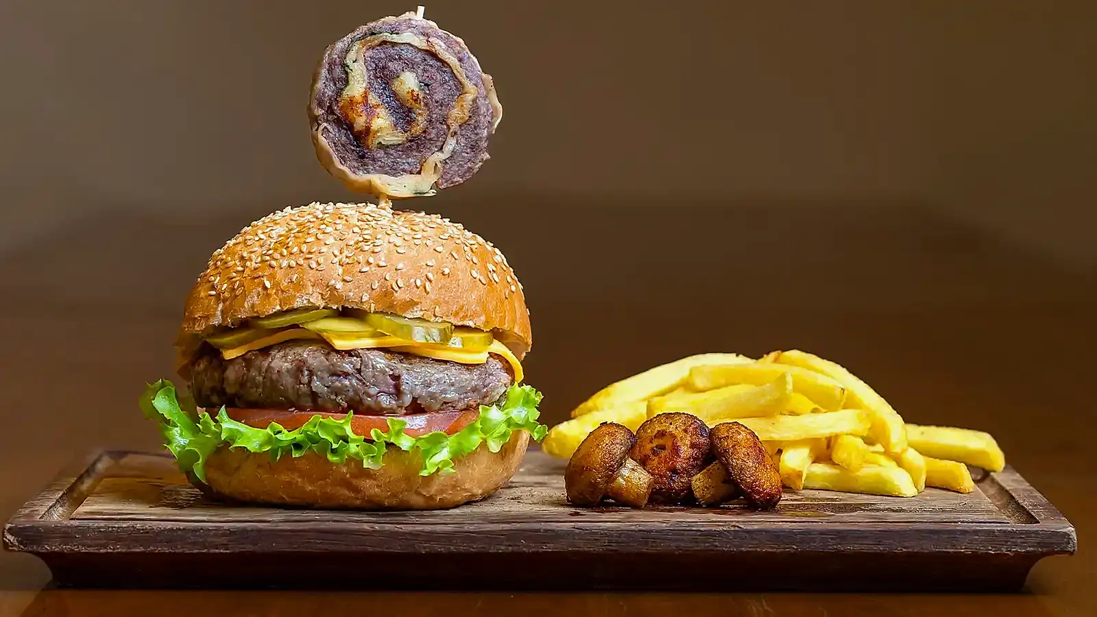 Steak burger porsiyonu, cheddar peynirli kalın et köfteli hamburger patates kızartması ile – Adana Dede Kebap Steak Burger Tatlı Kasap