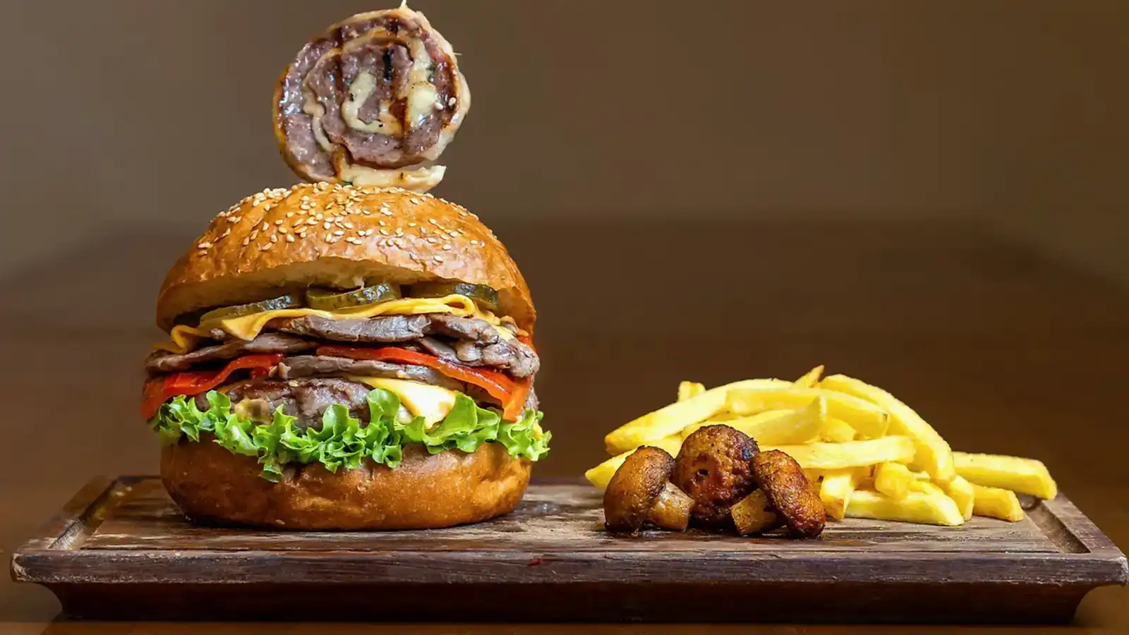 Ottoman Burger, cheddar peynirli ve ızgara et dilimli burger, yanında patates kızartması ve sos ile – Adana Dede Kebap Steak Burger Tatlı Kasap