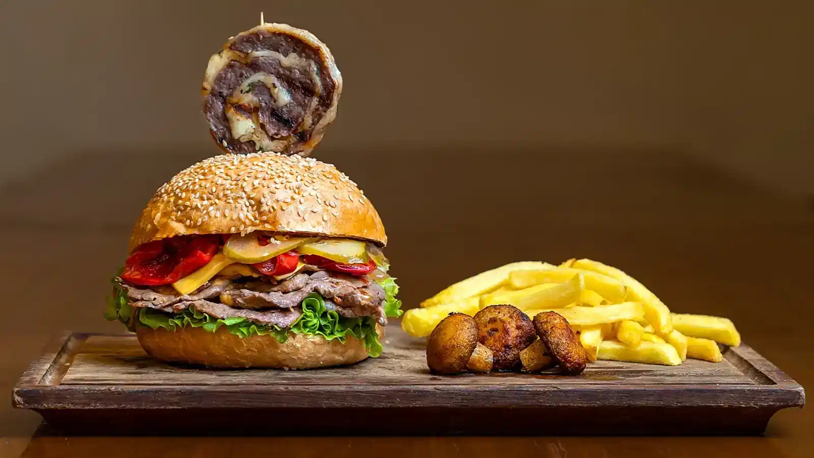 Lokum burger porsiyonu, cheddar peynirli lokum et dilimli hamburger patates kızartması ile – Adana Dede Kebap Steak Burger Tatlı Kasap
