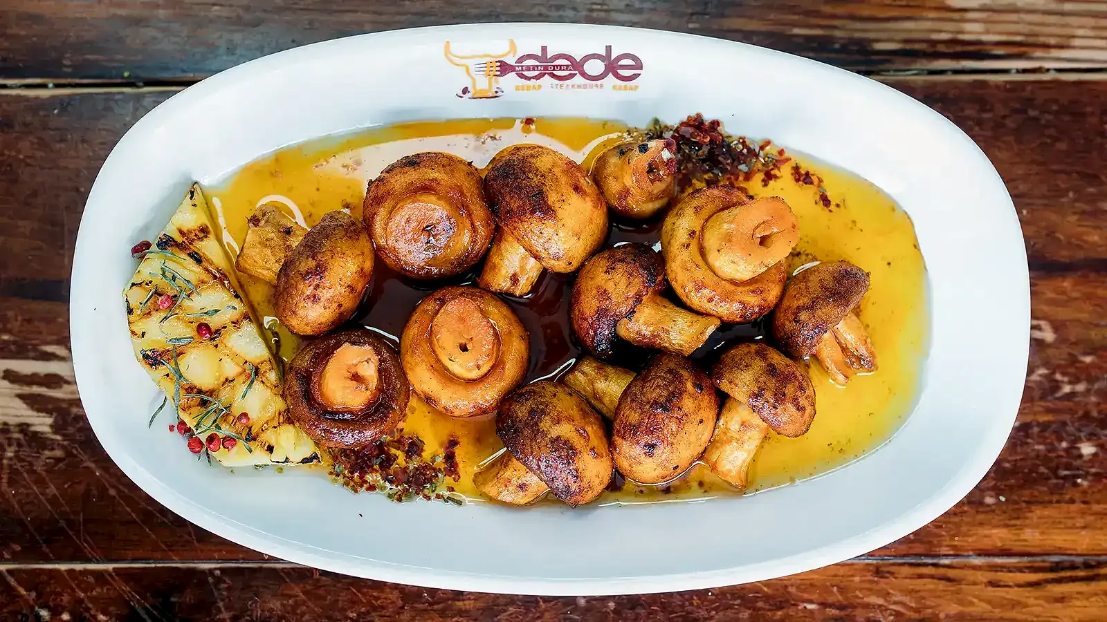 Tescilli Dede Kebap Mantarı, köz ateşinde pişirilmiş özel mantar porsiyonu, yanında ikram salata çeşitleri ve garnitürlerle menü sunumu – Adana Dede Kebap Steak Burger Tatlı Kasap